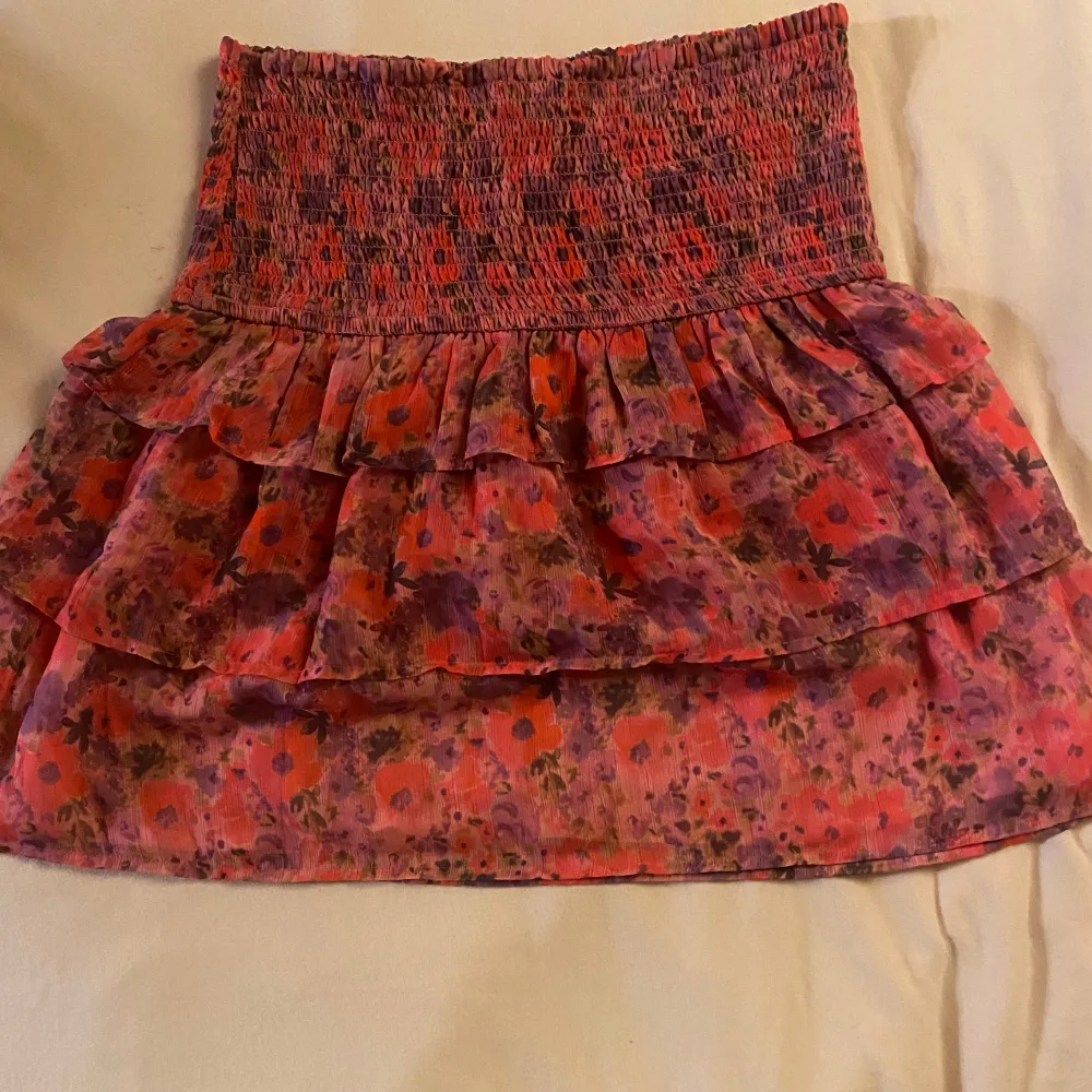 Rosa kjol i storlek S, köpt från bikbok förra året💗 Knappt använd men har tyvärr klippt av lappen i bak så jag kunde vika ner den och göra den mer lågmidjad Skriv för fler bilder💗💗. Hameet.