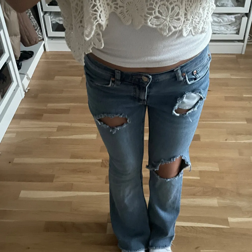 Säljer ett par blå jeans med hål som jag själv har gjort, man kan gömma fikan längst upp så den inte syns som ni ser på sista bilden. Jeans & Byxor.