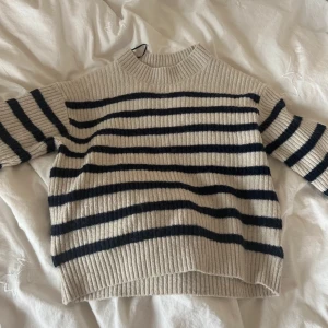 Stickad randig tröja  - Säljer en superfin stickad tröja ifrån H&M som inte kommit till användning😊I nyskick