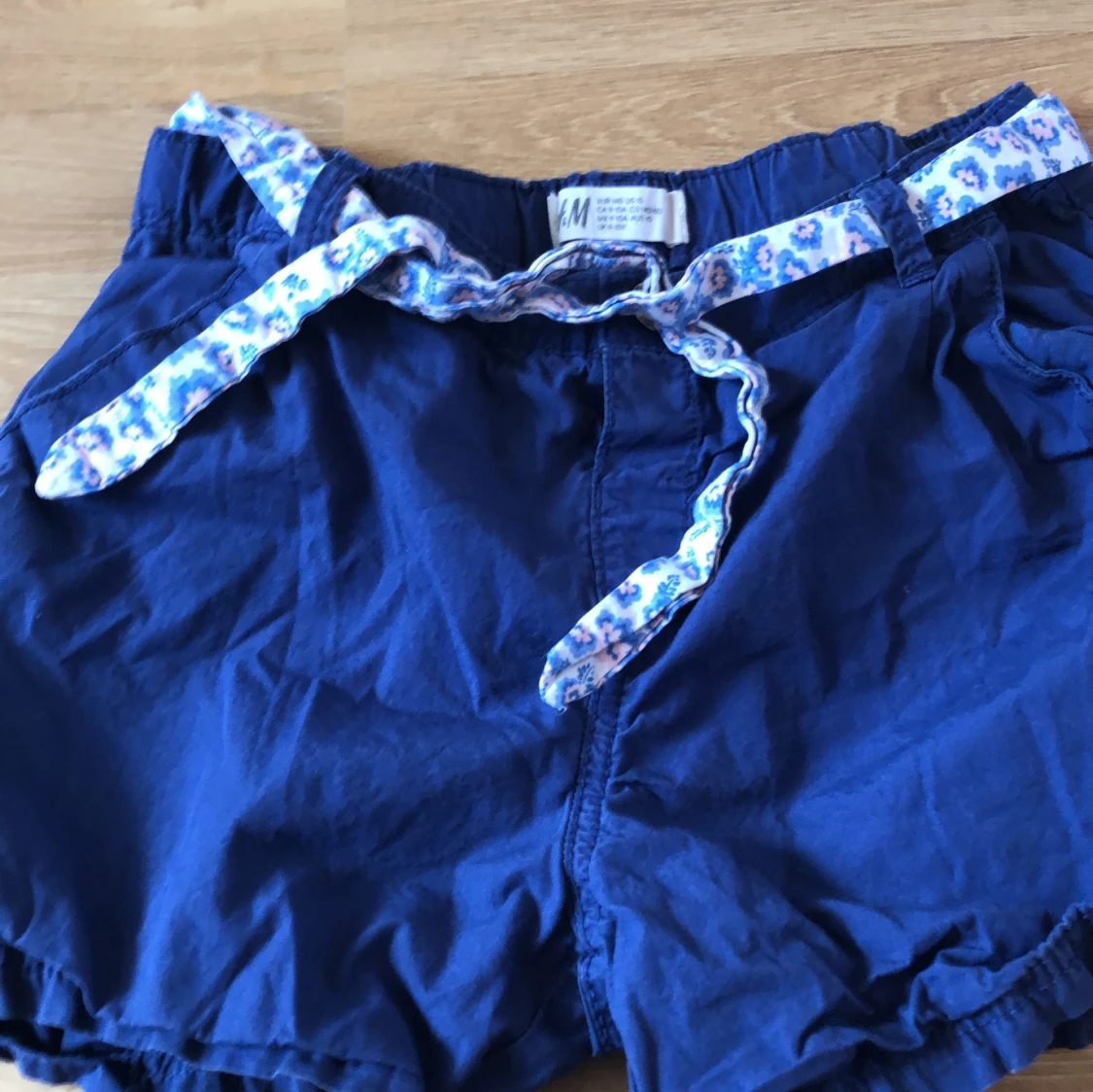 Blå shorts från H&M med blommigt knytband