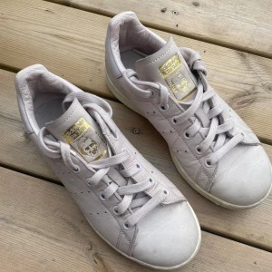 Adidas Stan Smith mocka i toppskick strl 36 - Adidas Stan Smith  Strl 36 Mocka Ljusrosa/gammelrosa färg Mycket lite använda 