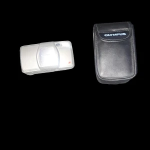 Olympus Superzoom 80s - Kameran kommer med tillbehör såsom en liten väska(orgiginal)och två batterier. Samma kamera säljs för $129 dollar~1300 kr, jag säljer för 499, kameran funkar toppen. Olympus Superzoom 80s är en kompakt 35mm-filmkamera som lanserades under 1990-talet.