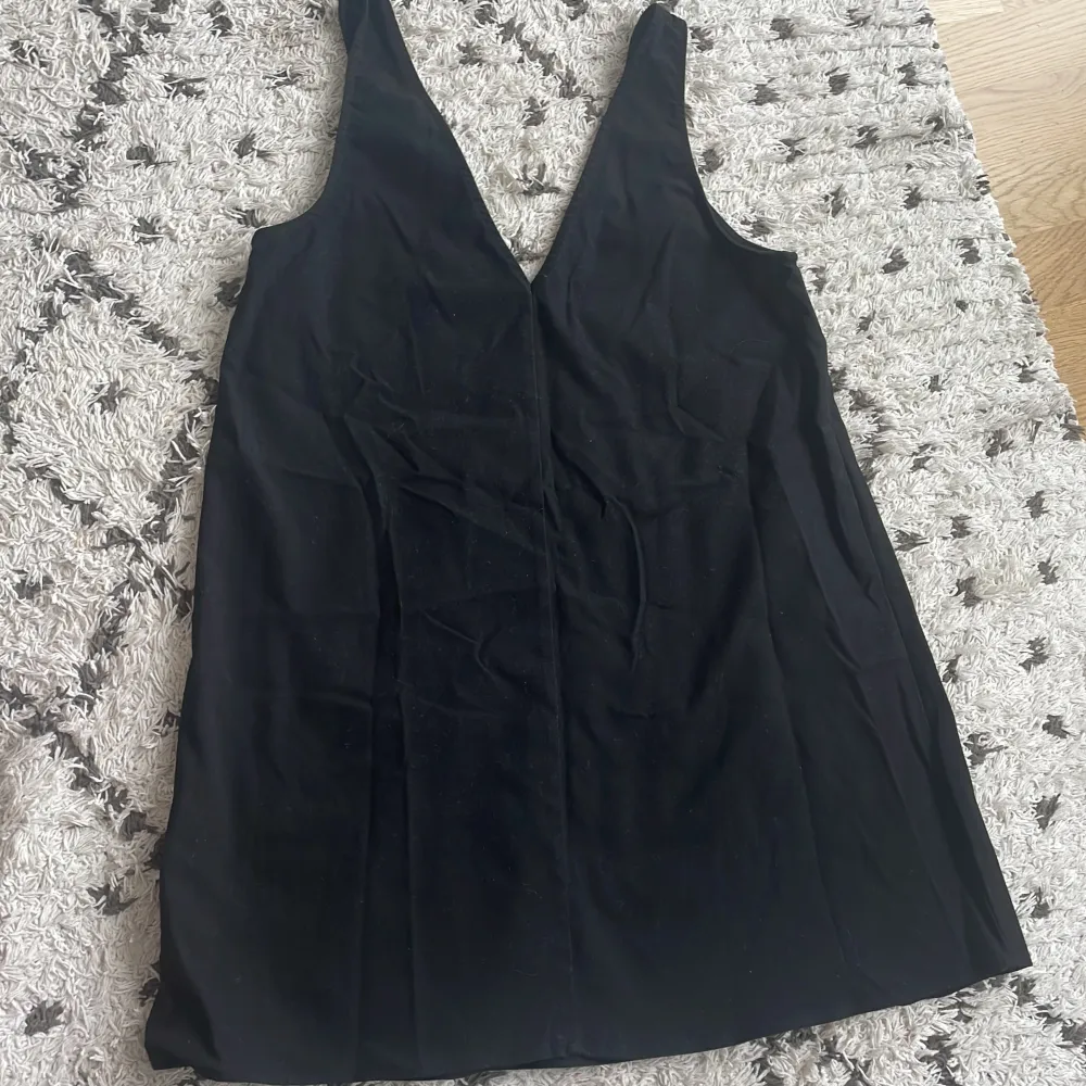 Säljer en snygg svart ärmlös klänning. Den är kort och har en djup v-ringning. Perfekt för fest eller en utekväll. Klänningen är i nyskick och passar bra till både sommar och vår. storlek S. Mekot.