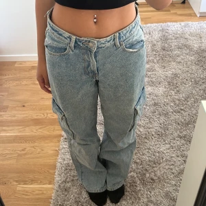 Baggy mid waist cargo jeans  - Dem är lite slitna där nere men det syns knappt när man har på sig dem! Frakt ingår i priset!