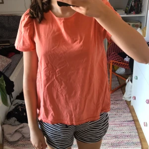 Orange t-shirt - Säljer en enkel och bekväm orange t-shirt. Den har korta ärmar och en normal passform. Perfekt för vardagsbruk eller sommaraktiviteter. T-shirten är i bra skick och redo för en ny ägare!🧡