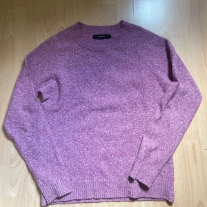Vero moda stickad tröja - Stickad tröja från veromoda som nästan aldrig blivit använd💜