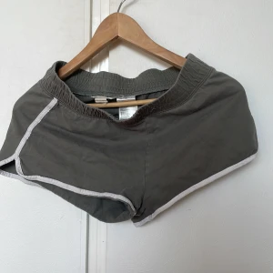 Gröna mjukis shorts i storlek 158-164! - Bra skick använd fåtal gånger.