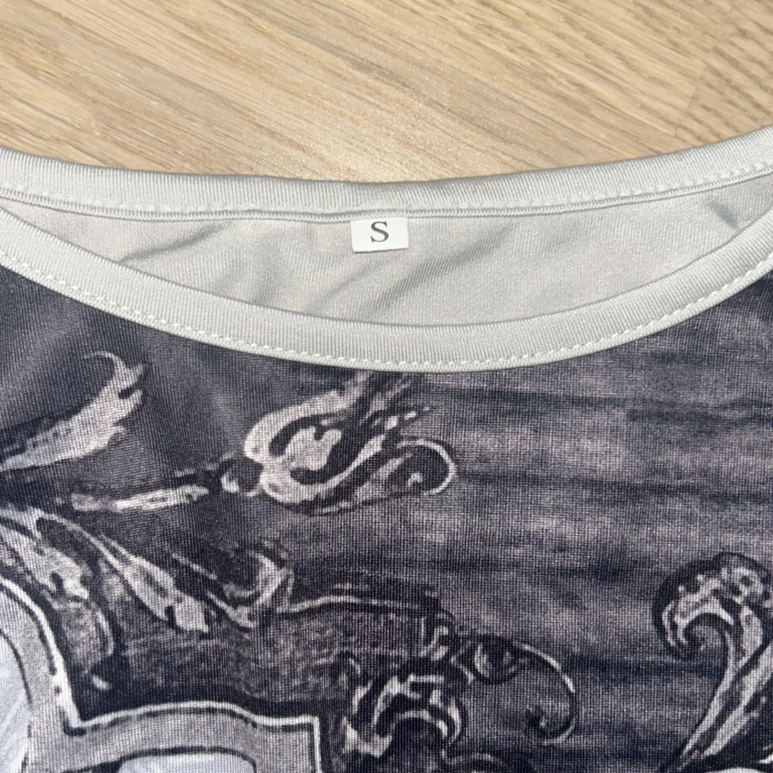 Grå långärmad tröja med mönster - 90