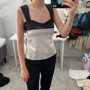 Populär topp - Så fin topp, står inget märke eller storlek men skulle säga S(dragkedjan kan vara lite svår ibland)