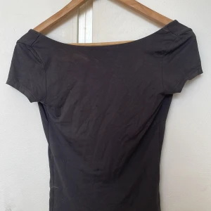 Säljer en grå rygg lös tröja från Gina tricot, det ser ut som att den har fläckar men det är bara ljuset. - Bra skick, inte använd så mycket!