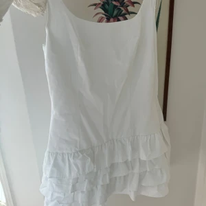 Vit klänning  - Jättefin klänning från zara med undershorts i. Klänningen är aldrig använd och har lappen kvar.
