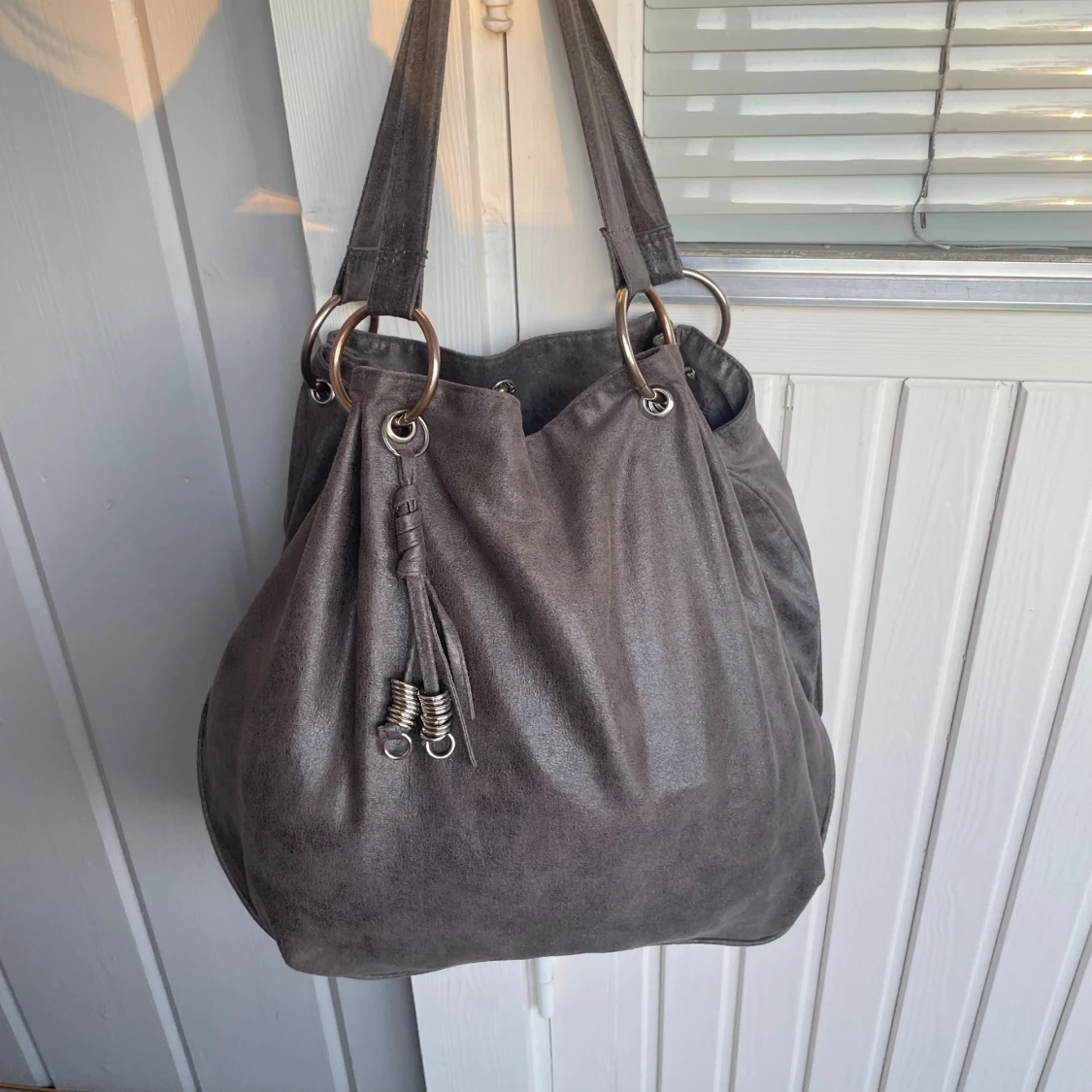 Grå axelväska
