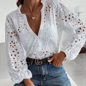 Blus - Säljer en superfin vit blus i storlek S som aldrig blivit använd så mycket bra skick!💖