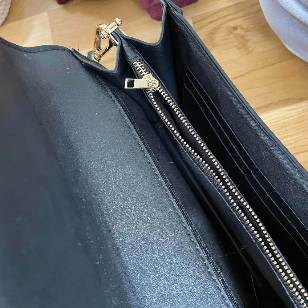 Säljer denna rymliga väska som aldrig har varit använd. Väskan stängs med en magnet. Väskan är köpt för flera år sedan utomlands därav är det oklart vilket märke det är. Väskan har en inbyggd plånbok med plats för flera kort och ficka med dragkedja. Laukut & Käsilaukut.