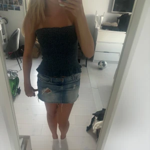 Jeans topp - Så söt Jeanstopp från zara🩵🩵passar till typ alla tillfällen och i superbra skick!! I storlek M men passar mig som har S jättebra