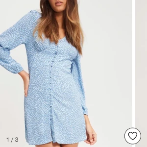 Blå klänning  - Blå klänning från Nelly x glamorous. Använd en gång så väldigt bra skick