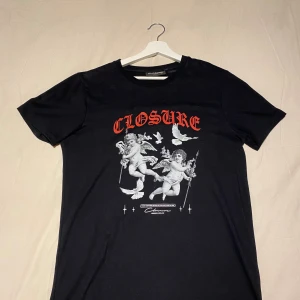Closure t-shirt - Closure T-shirt i bra skick. Inga hål eller defekter säljer då den inte passar mig längre. 