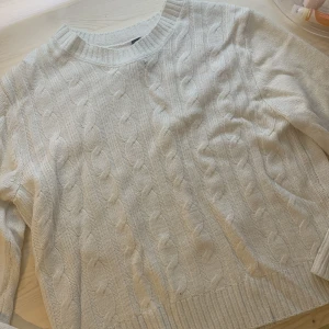 stickad tröja - As fin stickad tröja från divided h&m, liknar en från Ralph Laurent. I storlek xs, perfekt nu till hösten!!! 💞