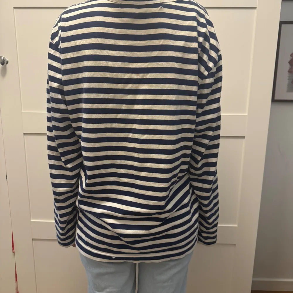 Säljer min fina cdg tröja, knappt använd. Säljes då den tyvärr inte kommer till användning! ☺️. T-paidat.