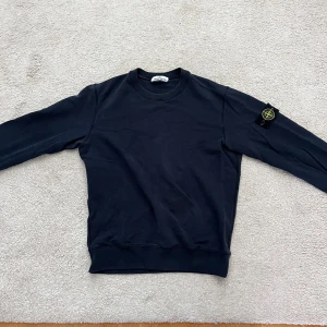 Stone Island Sweatshirt - Säljer min Stone Island sweatshirt då jag aldrig använder den längre. Köpte den på Nitty Gritty i sthlm. Den är i väldigt bra skick. 
