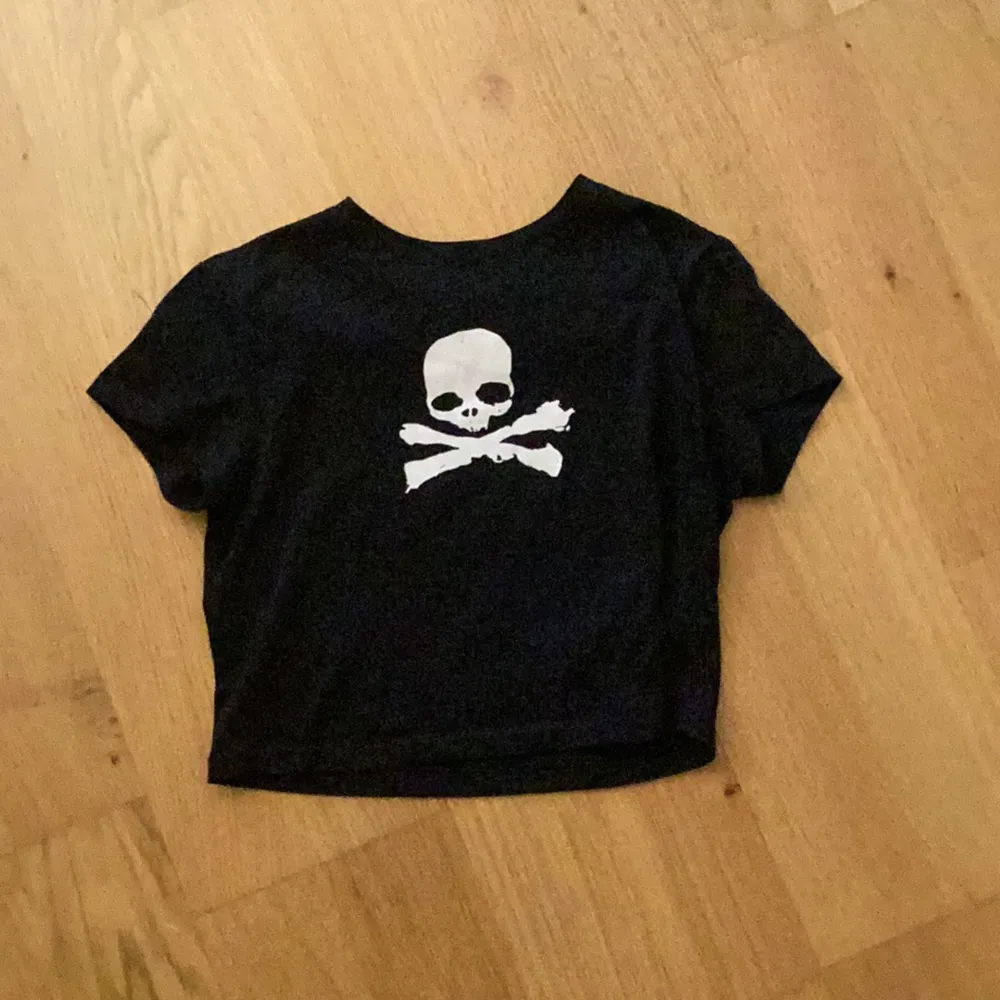 Svart tröja med dödskalle på🖤 fick den av min syster men jag känner att den inte riktigt är min stil!. T-shirts.