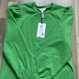 Blus - En grön blus i storleken S. Helt oanvänd.