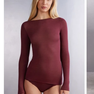 Intimissimi tröja - Säljer denna intimissimi tröjan i strl S använd en gång köptes nyligen 😊 försöker sälja snabbt, kolla min profil dör jag säljer Sanna tröja i mörkgrönt