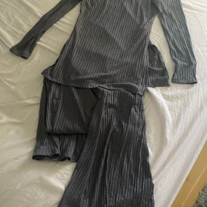 Grå ribbad byxdress - Säljer en snygg grå ribbad byxdress. Detta är settet men säljer även separat som man kan se på de andra artiklarna. Kläderna är nya då jag har knappt använt de.🩵