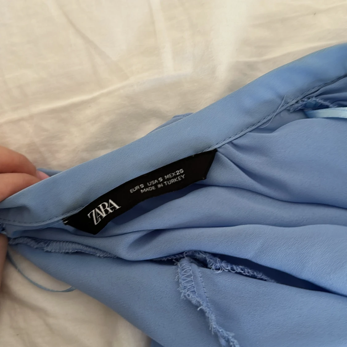 Blå blus med volanger 🦋 - 90