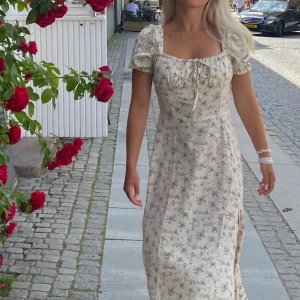 Super fin somrig klänning - Somrig söt klänning i storlek S💕vet ej vart den är ifrån, jättebra skick!! Du står för frakten😋