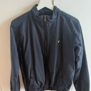 Marinblå jacka - Marinblå jacka ifrån Lyle & Scott, använd fåtal gånger