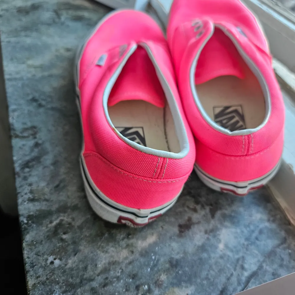 Rosa vans i storlek 38, använda en gång. Finns inga snören tyvärr. . Kengät.