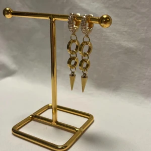 Örhängen  - Väldigt fina örhängen! Finns i guld.  Köp för 109kr/st Eller 199kr/paret. Modell 138 Smyckes ställningen finns även att köpa för 299kr!