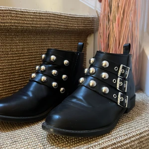 Coola kängor - Säljer dessa coola kängor från H&M som inte finns att köpa längre. Storlek 41 men väldigt små i storleken skulle säga 39/40. Säljer för 300💕