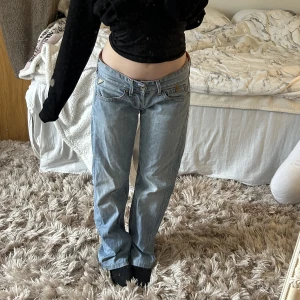 Lågmidjade jeans - Jättefina lågmidjade jeans från replay i storlek 28/32. Väldigt låga i midjan! Skriv för bild hur de sitter på😊liten fläck, se bild. Mått: innebenslängd 72cm, midjemått tvärs över 38cm