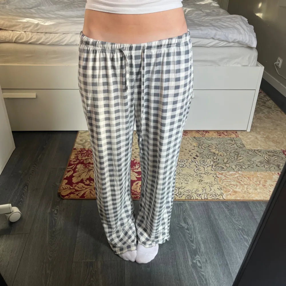 Säljer dessa pyjamasbyxor i storlek XS. . Jeans & Byxor.