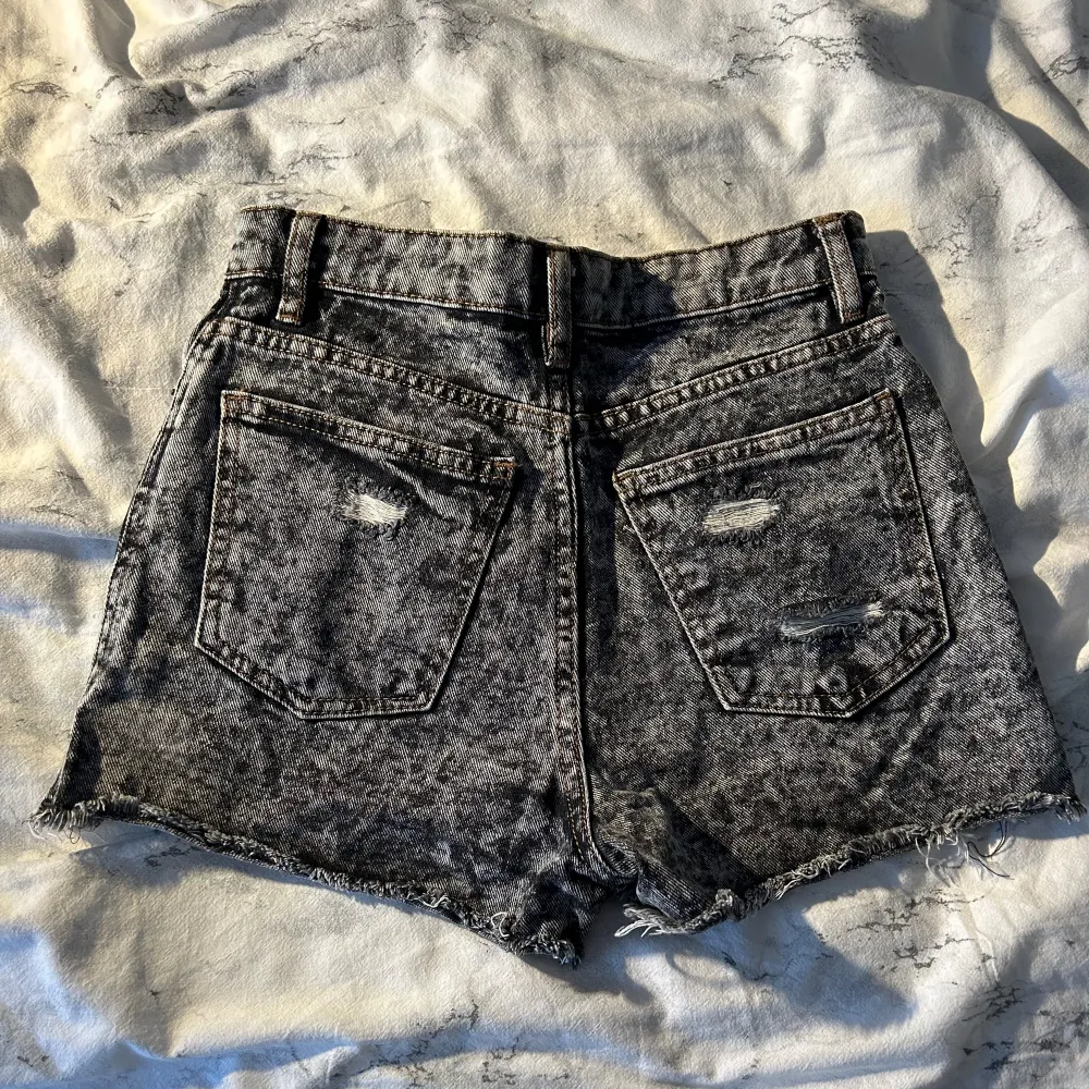 Säljer ett par gråa jeansshorts från Terranova i storlek S (EU 36). De är högmidjade och ganska korta. Shortsen är i väldigt bra skick då de bara använts ett fåtal gånger. Shorts.