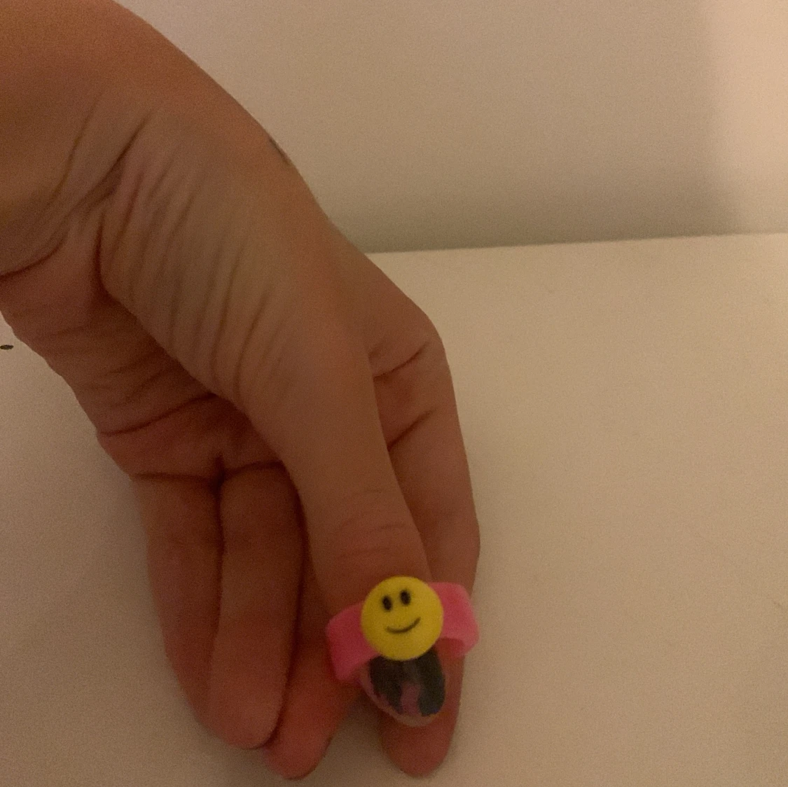 Rosa ring med smiley