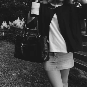 Väska med dragkedjor - Lite ballenciaga liknande väska, skit snygg!!💝🌸