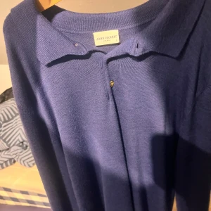 Mörkblå pikétröja från John Henric - Säljer en snygg och stilren mörkblå pikétröja från John Henric. Tröjan är i storlek S och har en klassisk krage med knappar. Perfekt för både vardag och lite finare tillfällen. Passar bra till jeans eller chinos. Skicka ett meddelande om du är intresserad!