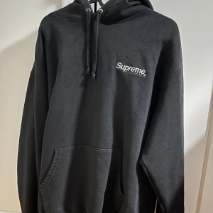 Supreme worldwide hoodie - Fet hoodie från supreme. Hoodien är använd några gånger därmed bra skick. Säljs pågrund av att den passar inte min stil längre. Nypris ligger på 5600kr på stockX. Priset kan diskuteras💯
