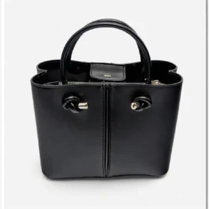 Zara handväska  - Liten handväska inklusive axelremsband. Mycket fint skick 🤍 Nypris 359kr