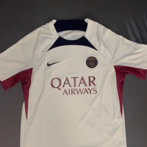 Vit fotbollströja från Nike - Säljer en psg tröja som jag köpte från Zalando för ganska så länge sen och säljer den nu pga den är för liten för mig och den är i bra skick då den bara är använd några gånger. pris kan diskuteras