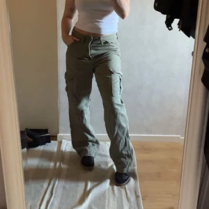 Gröna cargopants - Supersnygga cargopants, strl 38, som tyvär blivit för stora..