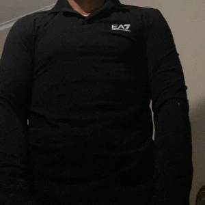 EMIPORIO ARMANI EA7 - En EMIPORIO ARMAN piké långärmad ungefär ett halvår gammal använd fåtal gånger storlek L om ni har mer frågor så kan ni bara skriva. Priset går att diskutera