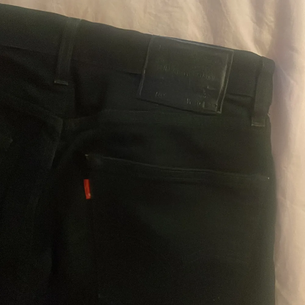 Säljer ett par svarta jeans i storlek W30 L32. De är i bra skick och har en klassisk design med fem fickor och knappgylf. Perfekta för både vardag och fest!. Farkut & Housut.