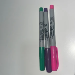 Sharpie - Fina färger sharpies! Använder inte så mycket så säljer det för det anledningen. Köparen står för frakten!!