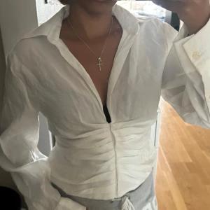 Vit blus med knappar - Säljer en snygg vit blus i storlek S. Den har långa ärmar och knappar framtill. Perfekt för både vardag och fest! Aldrig använt bara testat hemma💫 Köpt för 450kr