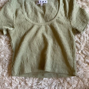 Grön ribbad topp från STAY - Säljer en superfin grön ribbad topp från STAY. Toppen är i storlek S och i nyskick. 