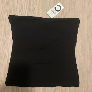 Tube top - En svart helt oanvänd tube top från Cubus i storlek S. Säljer för att den aldrig kommit till användning, skriv gärna om du har frågor !!